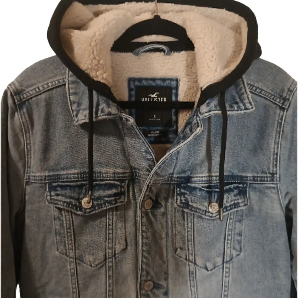 - Hollister Sherpa lined hooded faded denim  jacket unisex size S